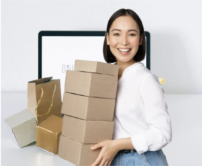 Persona sosteniendo una caja