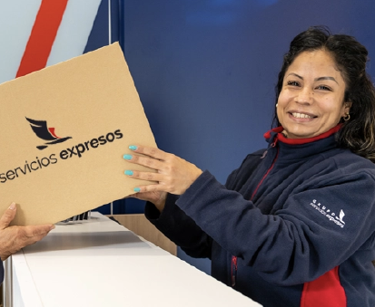 Persona entregando una caja