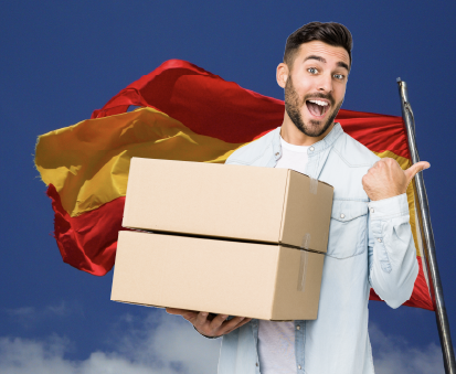 Persona con una caja, de fondo bandera de España